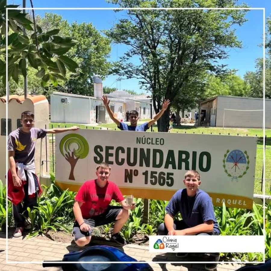 Algunos estudiantes frente al edificio escolar.