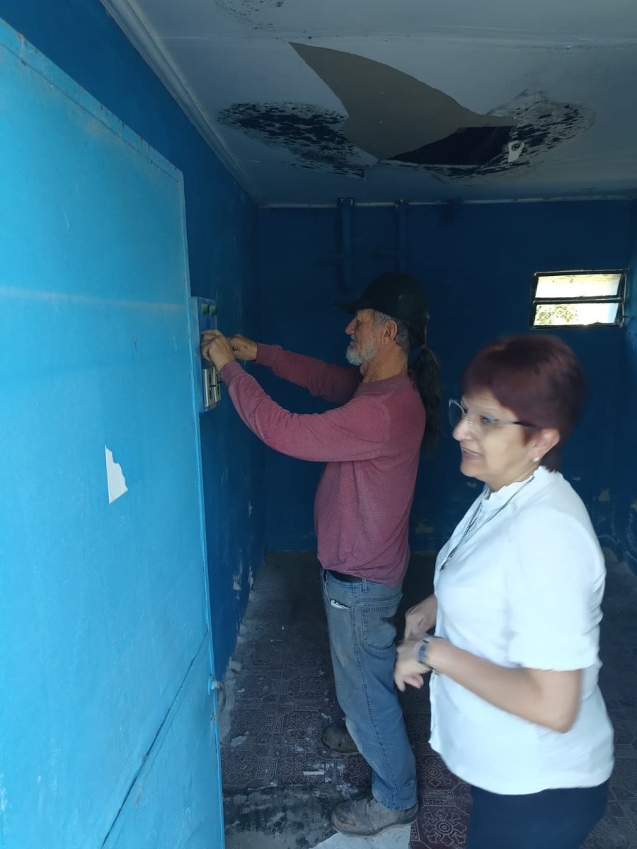 La jefa comunal apreciando los trabajos mientras un operario prosigue con su labor.