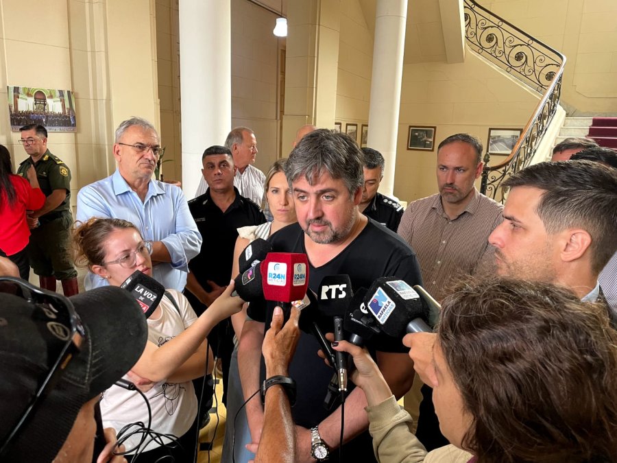 El ministro Cococcioni dialogó por extenso con todos los medios de comunicación presentes en el evento.