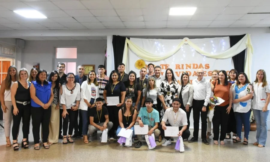 Egresados, docentes, directivos y autoridades al fnalizar la ceremonia.