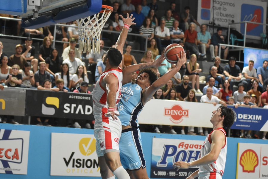 ACCION DEFENSIVA. Acuña, de espaldas, intentando tapar a un jugador local.