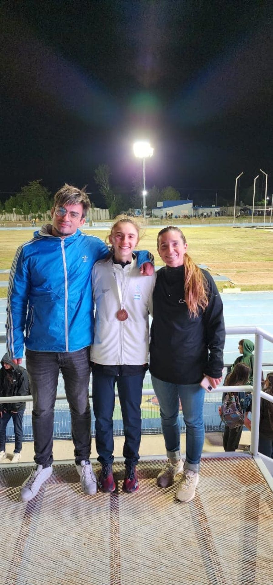 INOLVIDABLE. Sofía Fregona, junto a los entrenadores Ariel Magallanes y Rocío Donnet.