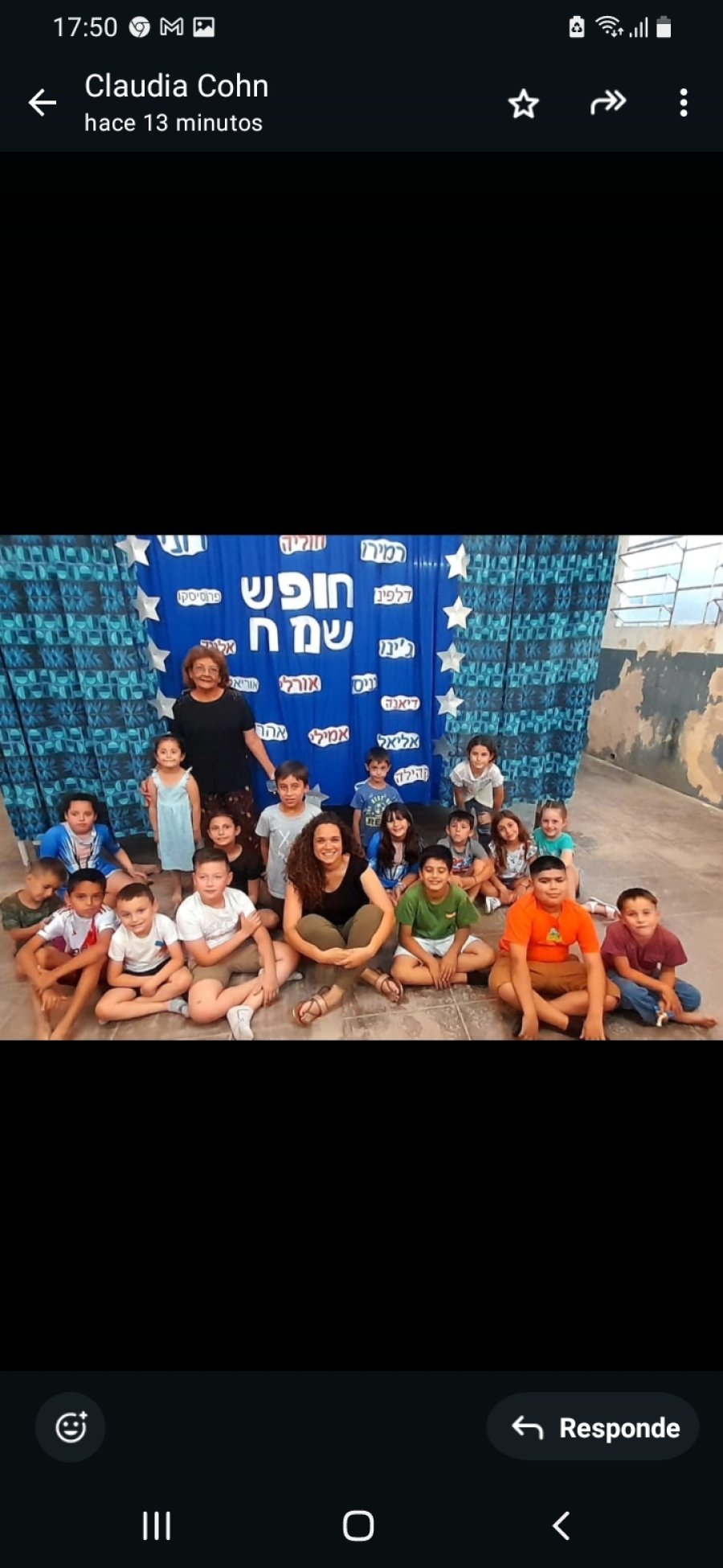 la docente y sus alumnos.