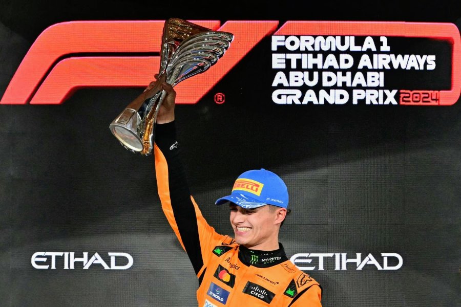 Lando Norris festejando su victoria en el podio de Abu Dhabi.