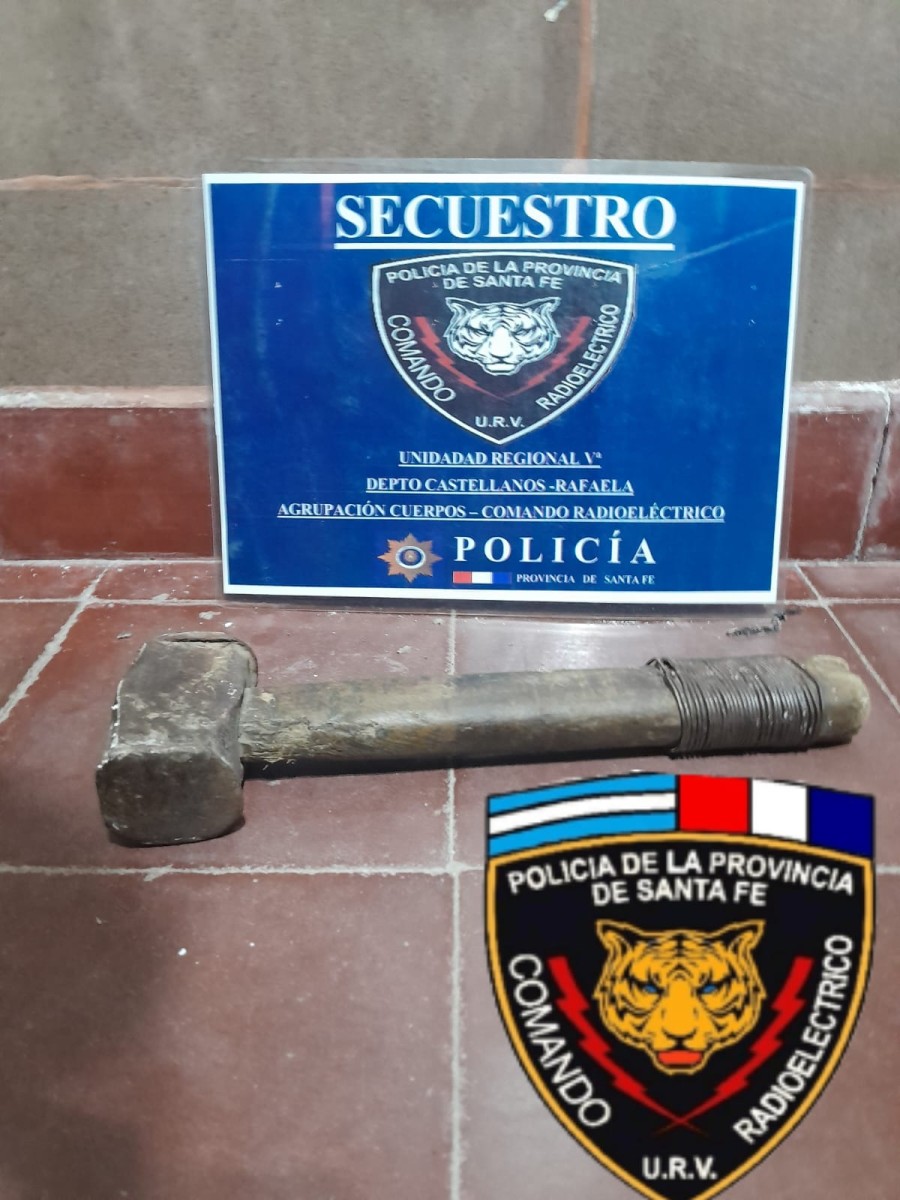 El martillo de gran porte secuestrado, con el cual un hombre destrozó la puerta del hogar de su pareja.