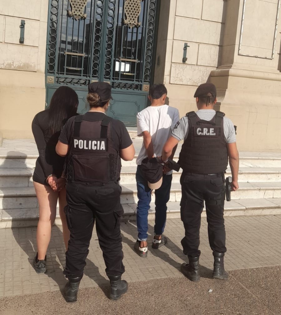 La joven fue notificada por "encubrimiento" y el varón trasladado a la Alcaidía por "robo".