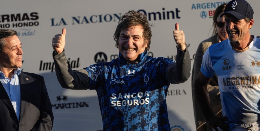Javier Milei feliz con la camiseta de Adolfo Cambiaso, de La Dolfina, con publicidad de SanCor Seguros.