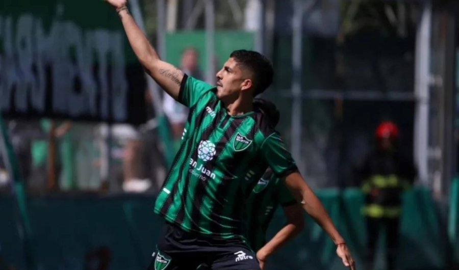 DE PELICULA. El delantero ex Atl&eacute;tico en su festejo.