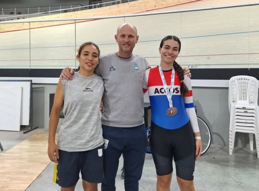 PROMESAS. Julia Lambert y Emilia Vaira junto a Daniel Capella.