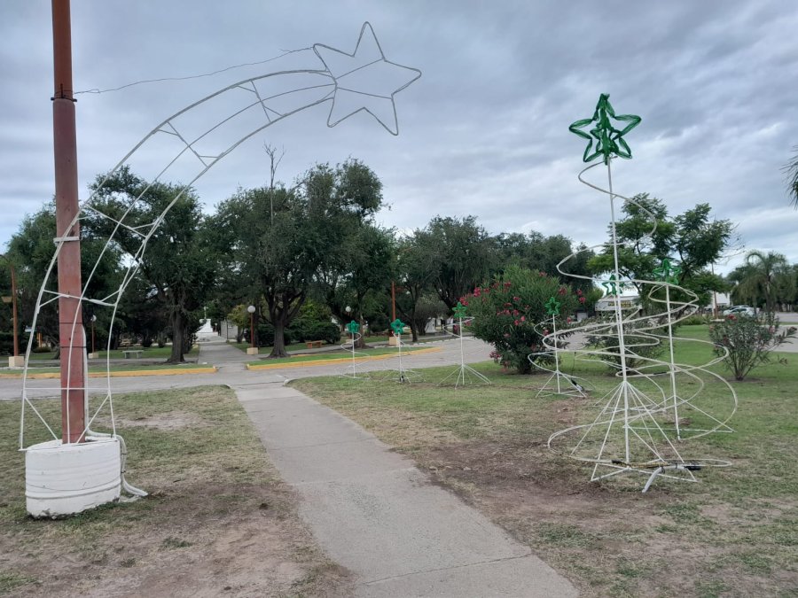 Algunos de los ornamentos ya ubicados en el paseo público.
