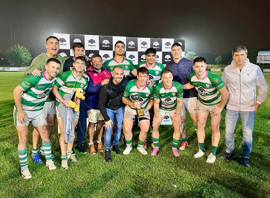LINDO VIAJE AL NORTE. Los jugadores del Verde con el trofeo.