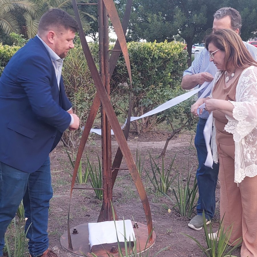 Pablo Pinotti, Eduardo Postacchini y Lissy Avenali en el descubrimiento de la alegoría.