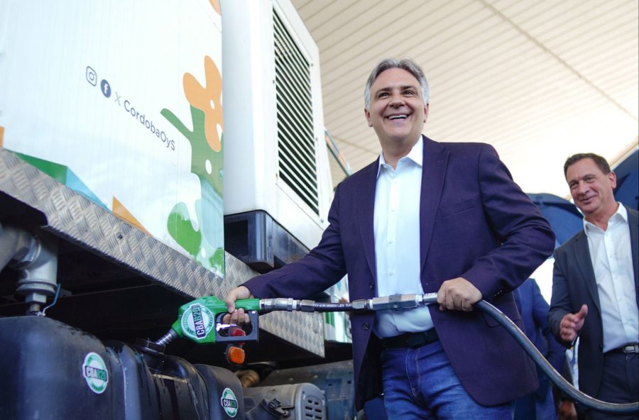 El gobernador Martín Llaryora, junto al intendente de Córdoba, Daniel Passerini, dejaron inaugurada la primera estación de servicio de biocombustibles.
