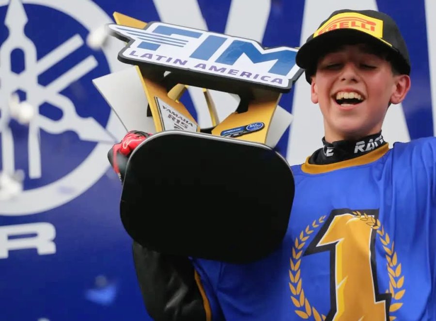 Benjamín Peralta con el trofeo y la remera con el número 1 en el autódromo paulista de Interlagos..