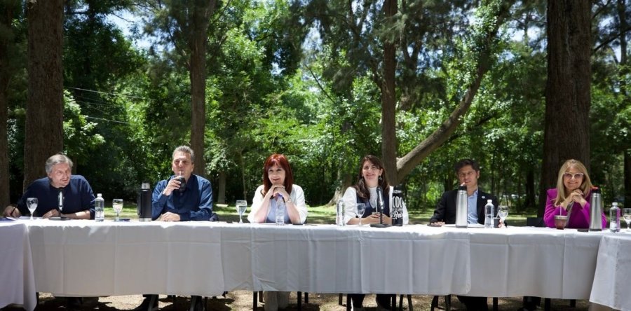 Máximo Kirchner, Sergio Massa, Cristina Kirchner, Mariel Fernández, Axel Kicillof y Verónica Magario, en la reunión del PJ bonaerense en Moreno.