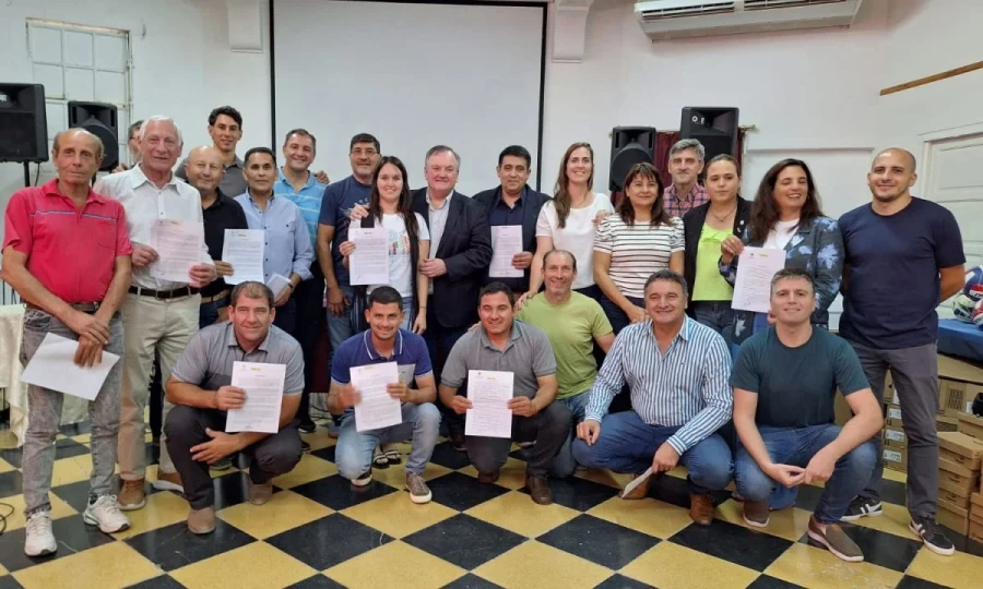 Quienes participaron de la firma de los convenios.