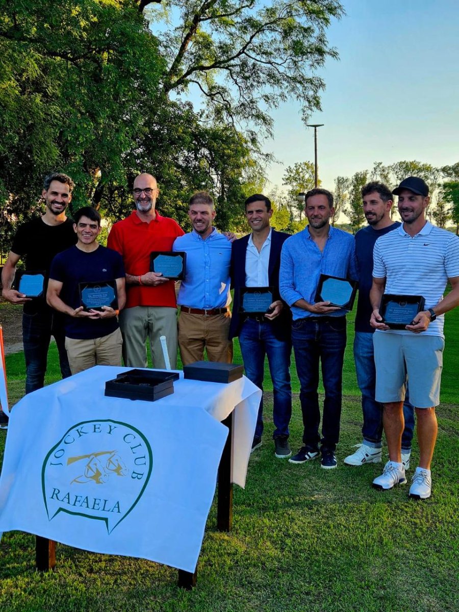 RECONOCIMIENTOS. En el acto de inauguración de los tres nuevos hoyos, hubo distinciones a socios jugadores.