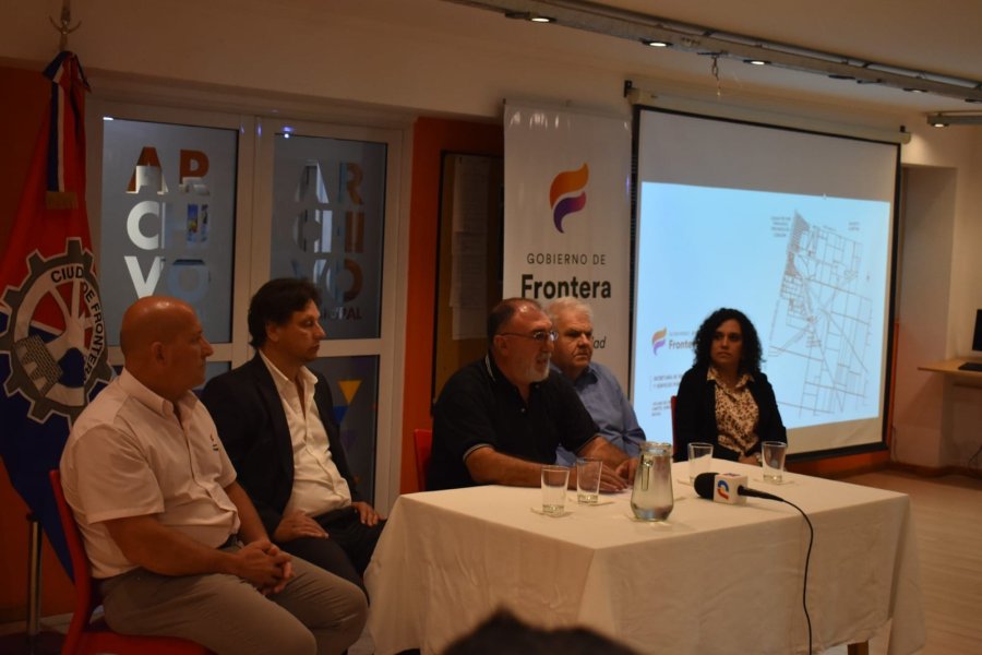 oscar Martínez, rodeado por miembros del Gabinete durante su anuncio.