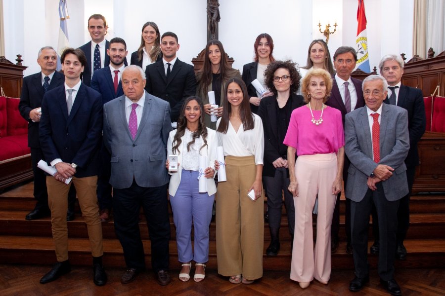 Los integrantes de la Corte Suprema de Justicia de Santa Fe junto a los graduados de las carreras de Abogacía con mejor promedio en la Provincia.