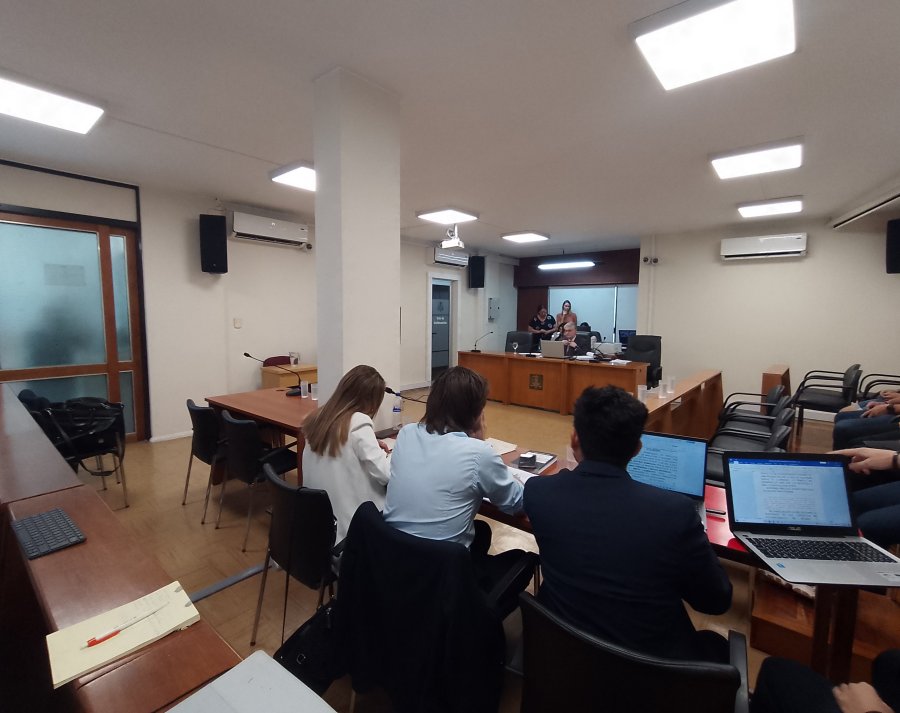 De la audiencia participaron 9 abogados: cuatro querellantes, el Fiscal y cuatro defensores.