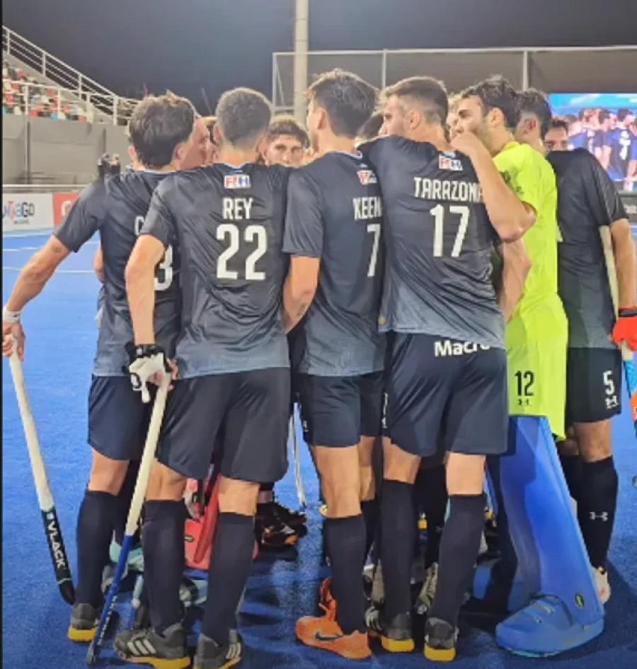 Los Leones, en la arenga posterior al partido.