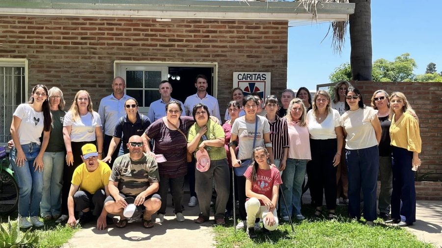 Funcionarios y talleristas en la sede de Cáritas.