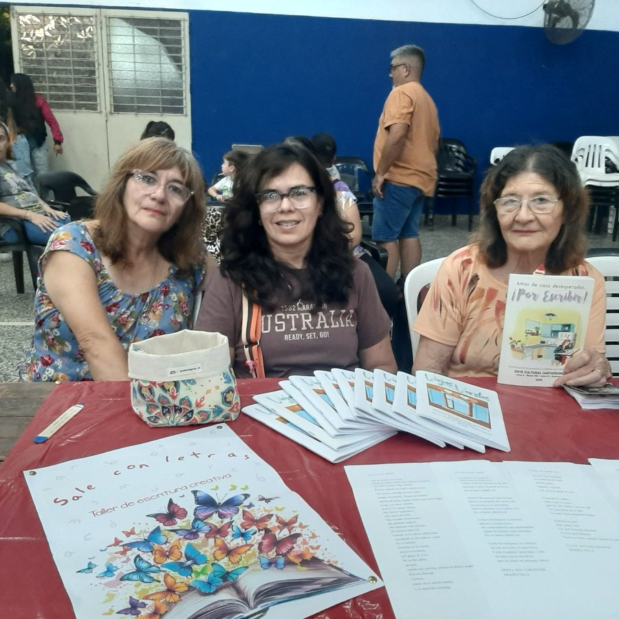 CIERRE. Las integrantes del taller de escritura durante el acto.