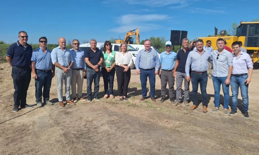 autoridades reunidas en el sitio de inicio de la obra.