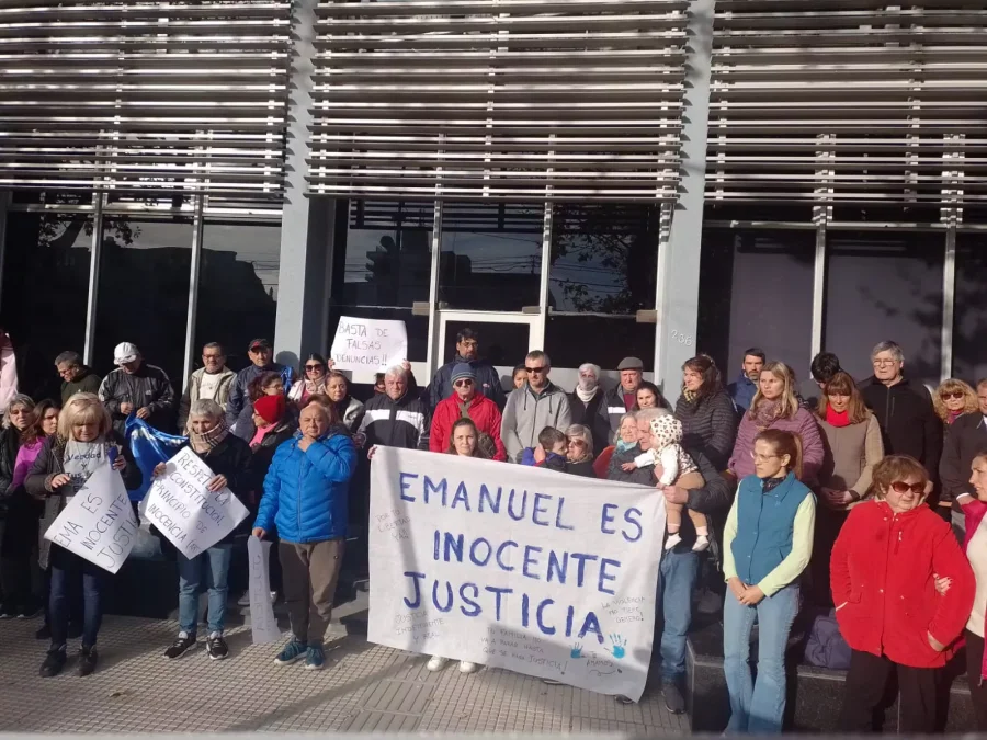 Una de las tantas manifestaciones realizadas por Verdad y Justicia Rafaela, representada por Alicia Riberi, madre de Emanuel, frente al edificio de los Tribunales de Rafaela.