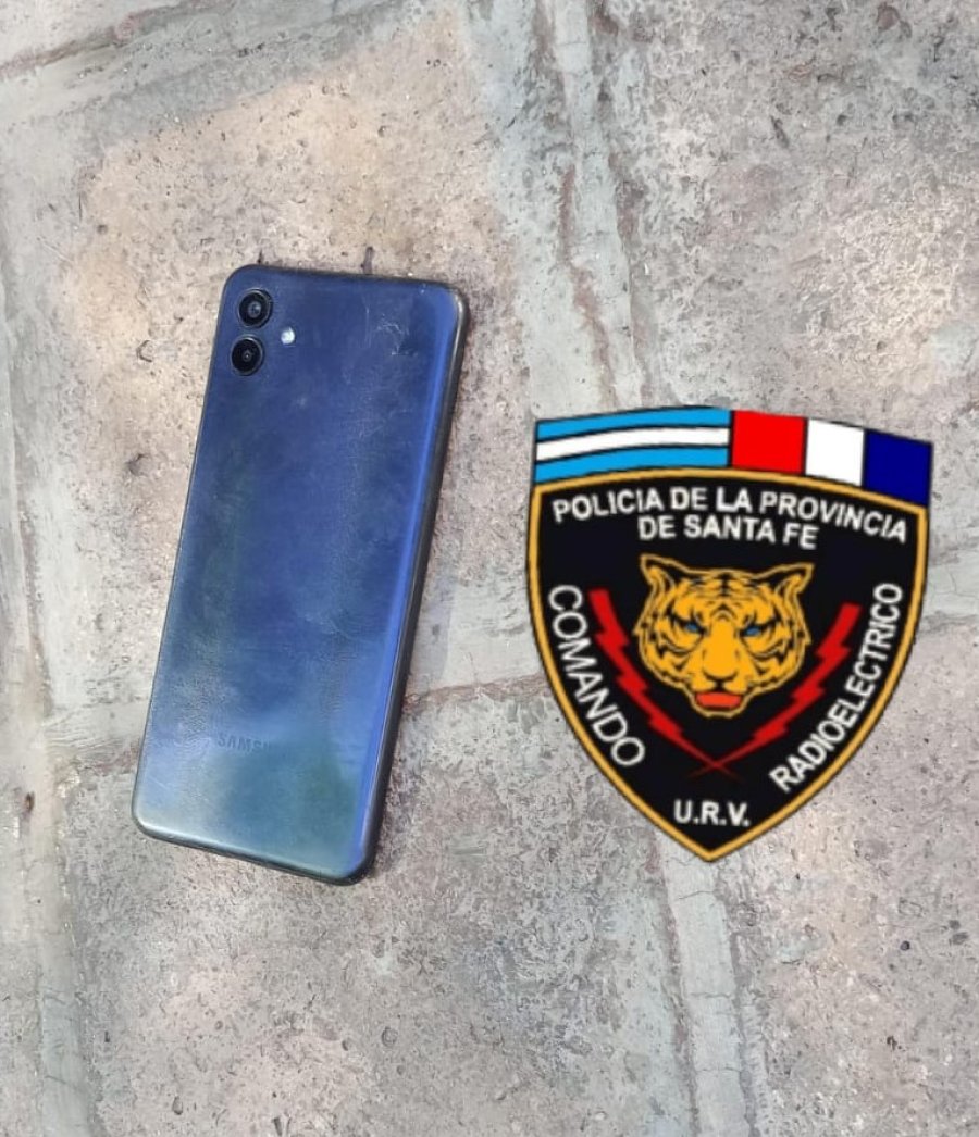 El teléfono celular de origen desconocido, presuntamente extraviado por el invasor en su huida.