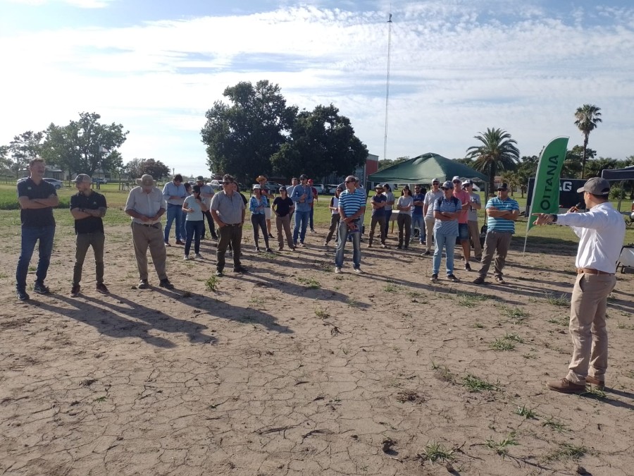 CONVOCATORIA. La jornada a campo contó con productores y técnicos ávidos de tecnología.