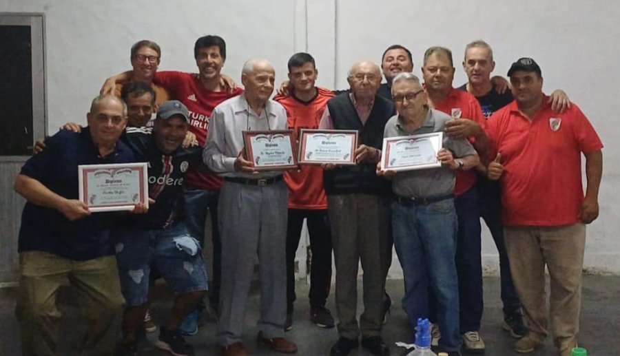 Los distinguidos junto a dirigentes de la agrupación.