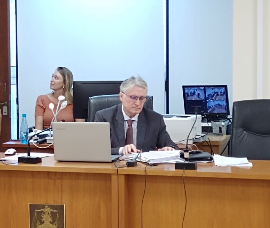 MÚLTIPLES IMPUTADOS. Presidió la audiencia el juez Sergio Alvira. De la audiencia participaron 9 abogados: cuatro querellantes, el Fiscal y cuatro defensores.