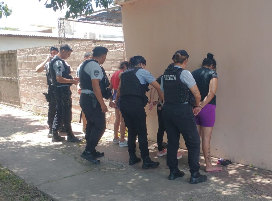 ATRAPADOS. Son 3 mujeres y un hombre. Tenían la indumentaria robada dentro de su auto.