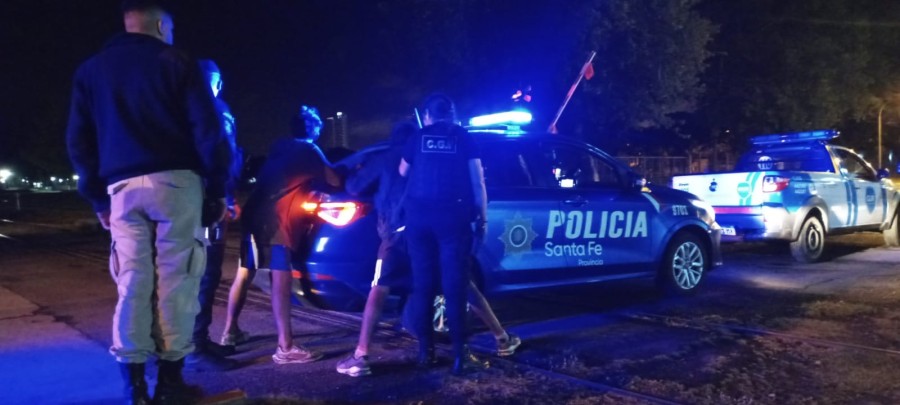 Los sospechosos habían dejado una campera con herramientas varias en su interior.