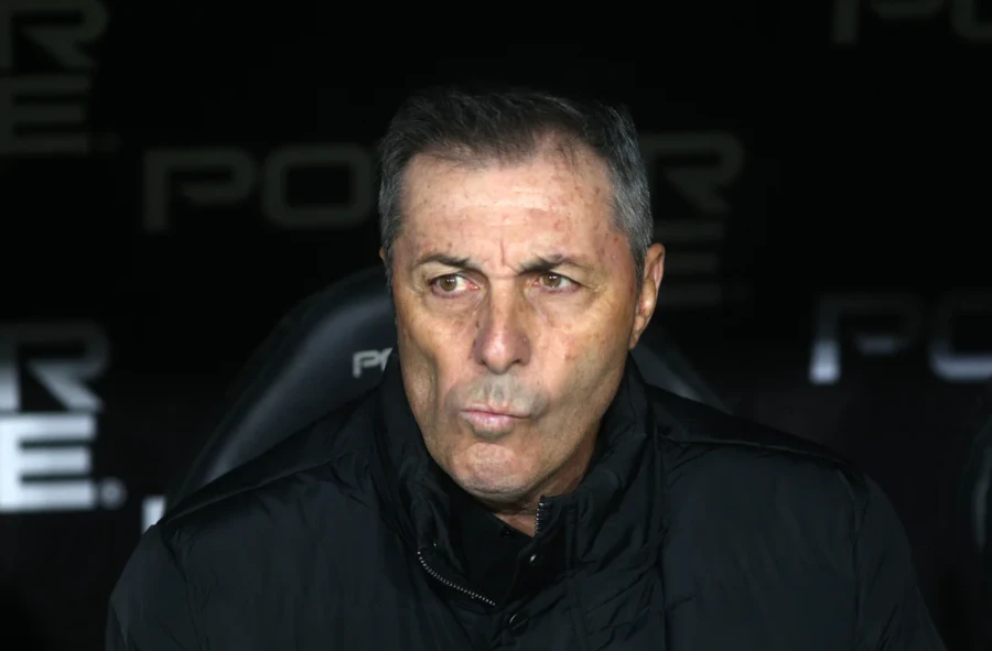 ¿ABRIO EL PARAGUAS? El DT del Globo.