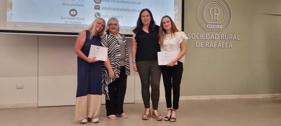 In&eacute;s Berra y Alejandra Lutz durante el reconocimiento a las profesoras Marcela Piovano e Irina Ercole. (SRR)
