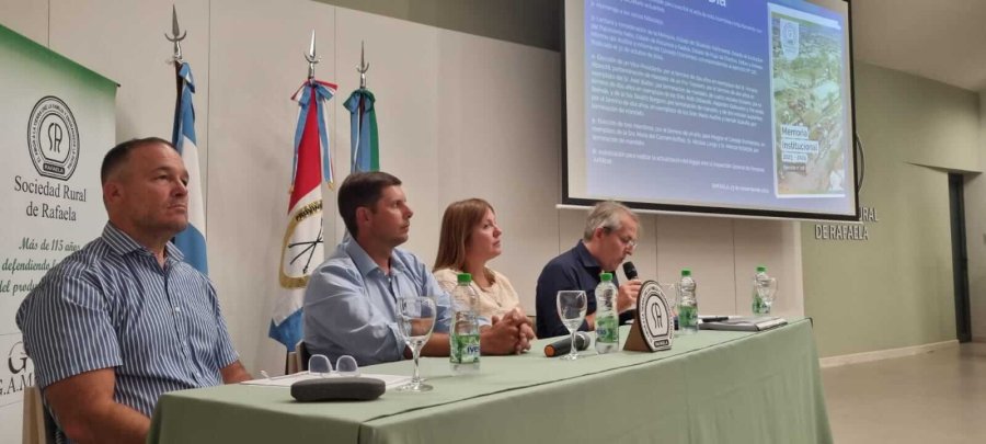 El auditor, Marcos Bruno, el presidente de SRR, Leonardo Alassia, la secretaria, Romina Romero y el gerente, Claudio Gastaldi durante la asamblea.
