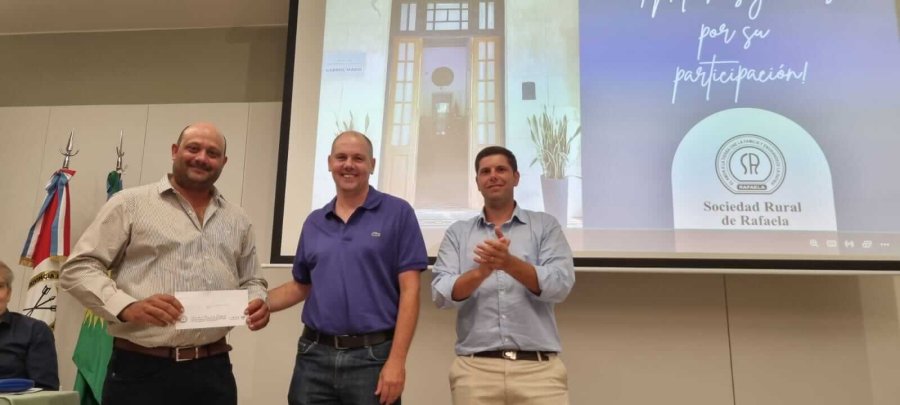 Gabriel Miretti, de Caba&ntilde;a La Luisa, al entregar el cheque a las autoridades de ACHA y Sociedad Rural. (SRR)