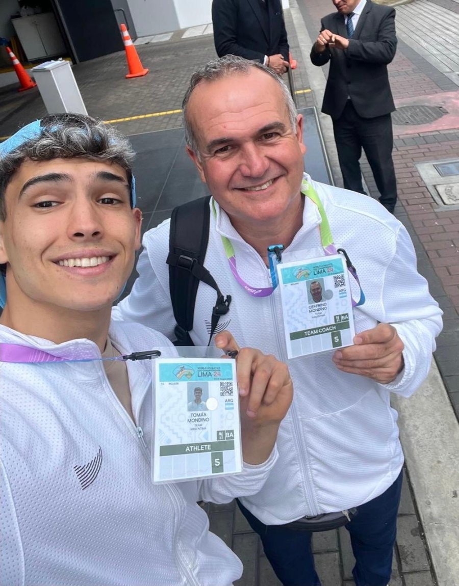 Cefe Mondino junto a su hijos, Tom&aacute;s, con las acreditaciones para el Campeonato del Mundo, en Lima, Per&uacute;, este 2024..