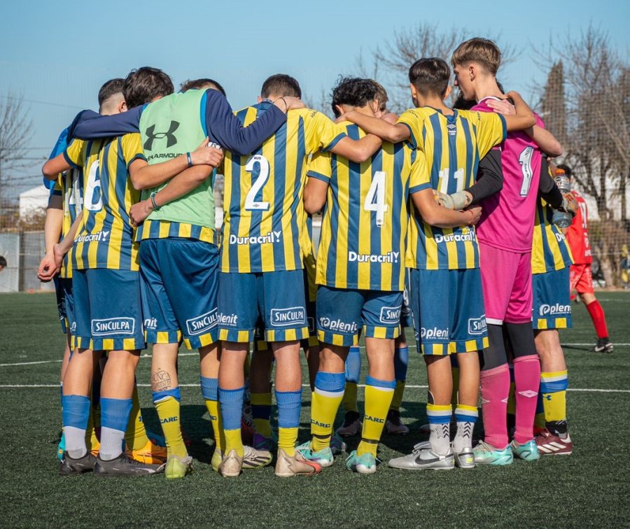 Benja Heinzmann junto al equipo, en la previa de un partido. (RC)