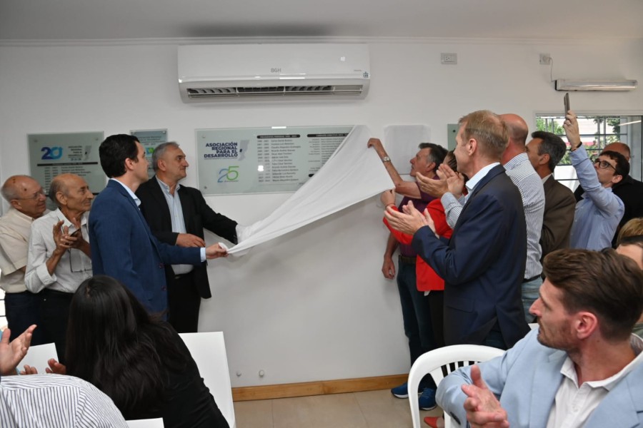 Emotivo instante en que fueron descubiertas las placas recordatorias.