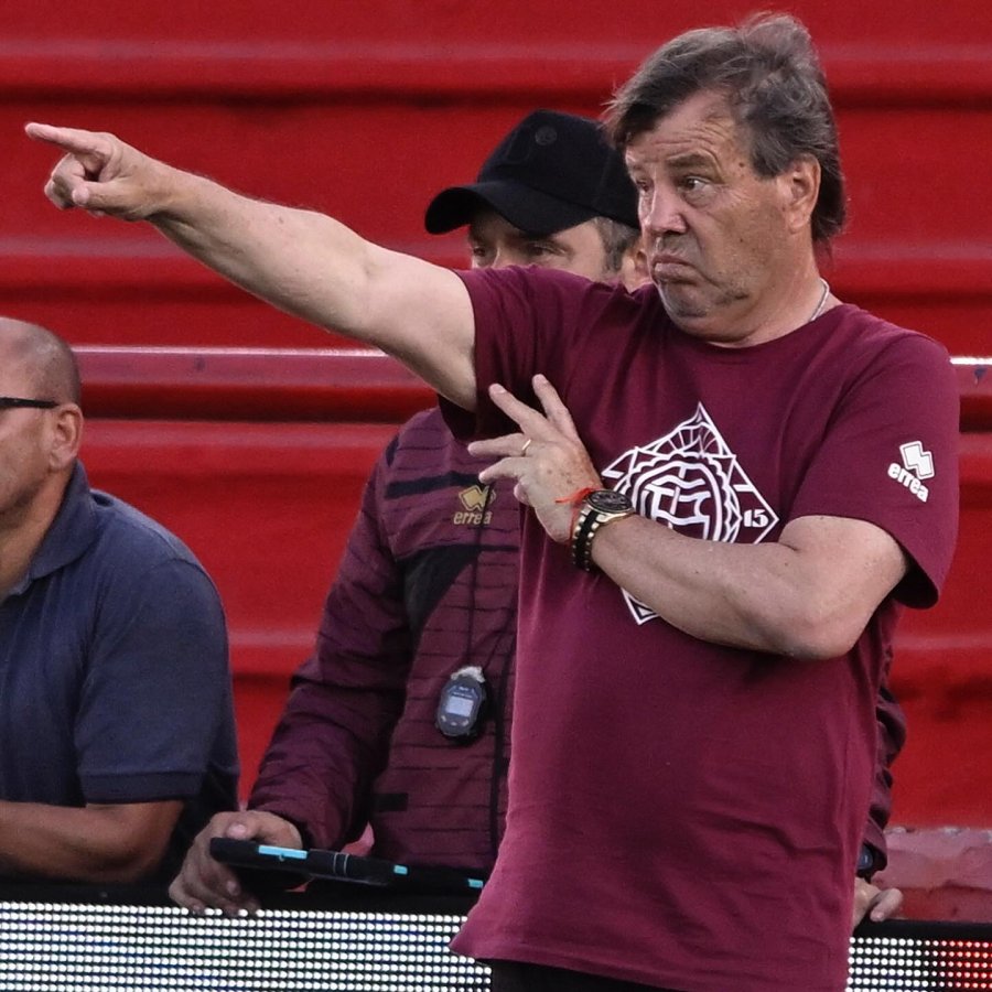 APLAUDIDO. El Ruso fue reconocido por la gente de Lanús.