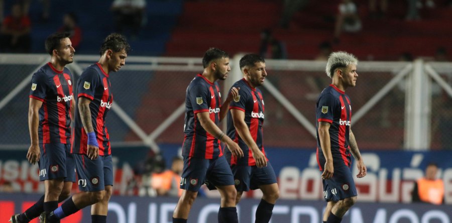 SIN RESPUESTAS. Los jugaores dejando el campo de juego.