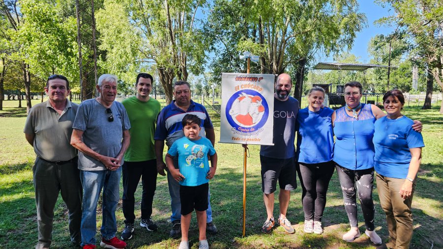 Con el presidente comunal el grupo que participó de la actividad en el Centro de Equinoterapia.