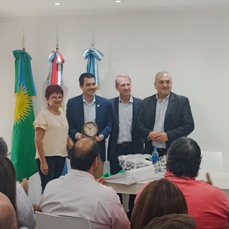 Susana Giménez, Mauro Gilabert, Gonzalo Toselli y Alcides Calvo, durante la entrega de un presente para la Asociación.