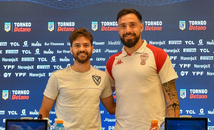 CAPITANES. Agustín Bouzat (Vélez) y Hernán Galindez (Huracán).