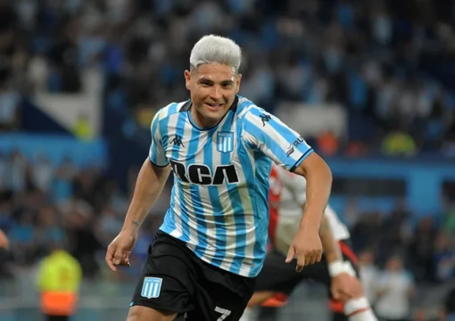 GOLEADOR. Salas festeja el tanto de Racing.