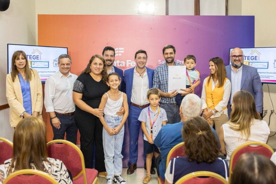 El Gobierno de la Provincia de Santa Fe entregó 700 escrituras de viviendas en el marco del programa Protege tu Casa.