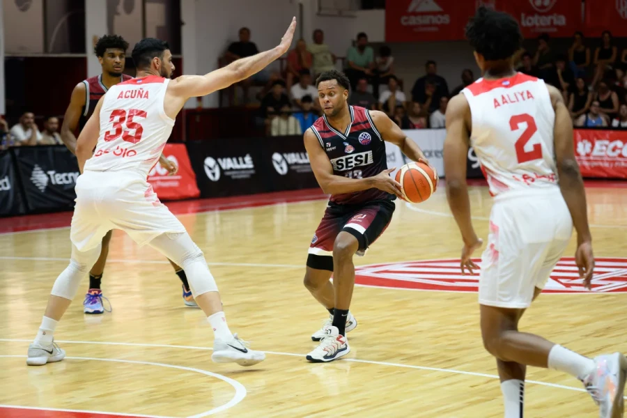 EN DEFENSA. El rafaelino (nº 35) jugó poco.